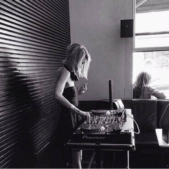 Meet your Posher, Denim&Silk - Picture 6 of 14